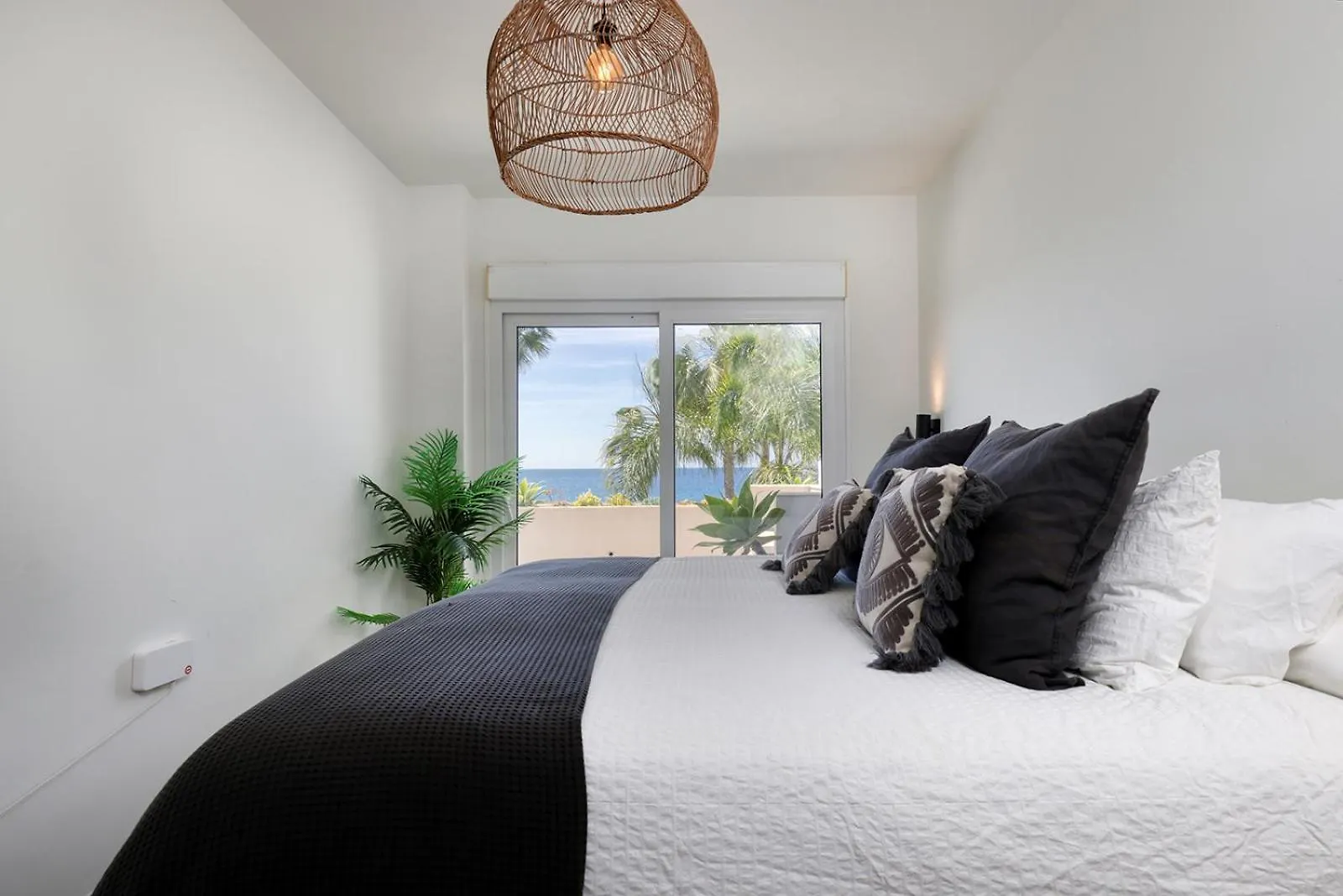 Apartment El Paseo - Gerenoveerd Appartement Met Zeezicht Estepona İspanya